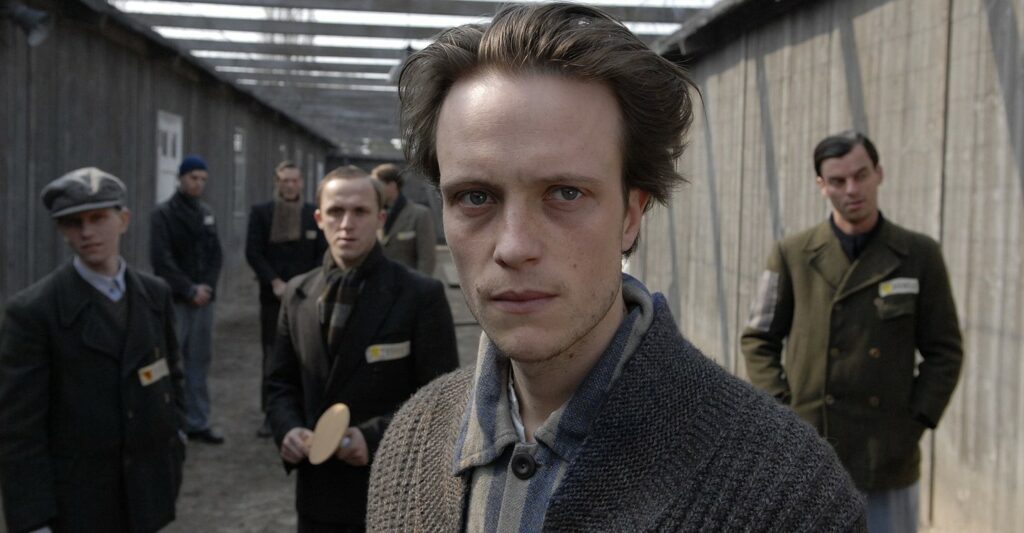 Foto van het hoofdpersonage in een concentratiekamp.